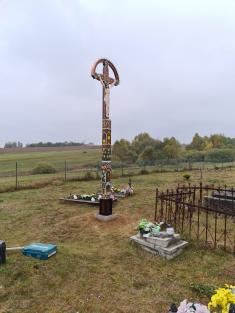 Vyrezávaný drevený kríž - cintorín Čechánky