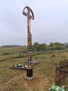 Vyrezávaný drevený kríž - cintorín Čechánky